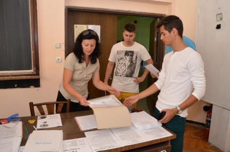 A început admiterea la facultate: Viitorii studenţi "mişună" prin campusul Universităţii din Oradea (FOTO)